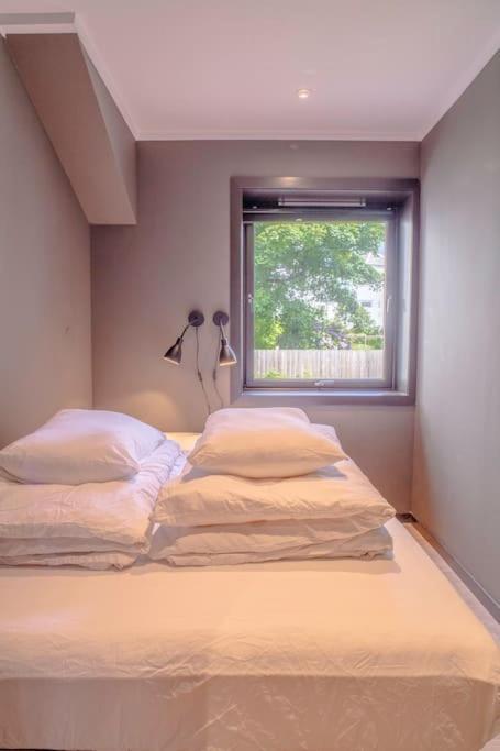Near Brosundet, Newly Refurnished, Free Street Parking Apartamento Ålesund Exterior foto