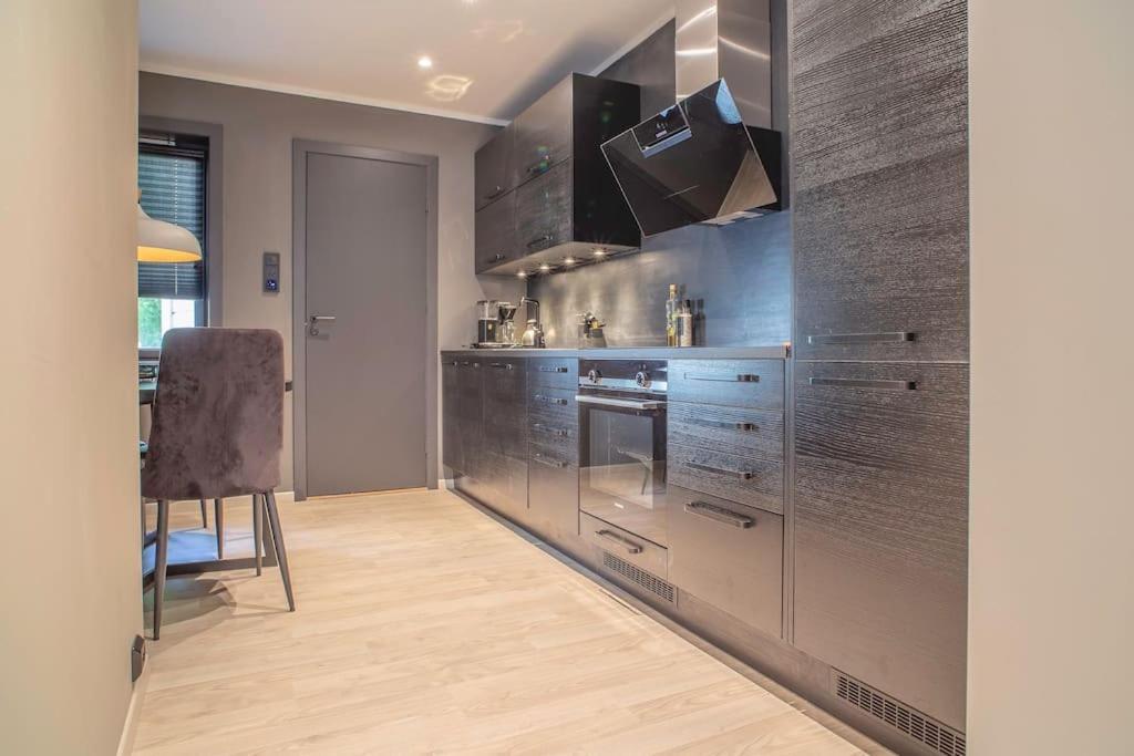 Near Brosundet, Newly Refurnished, Free Street Parking Apartamento Ålesund Exterior foto