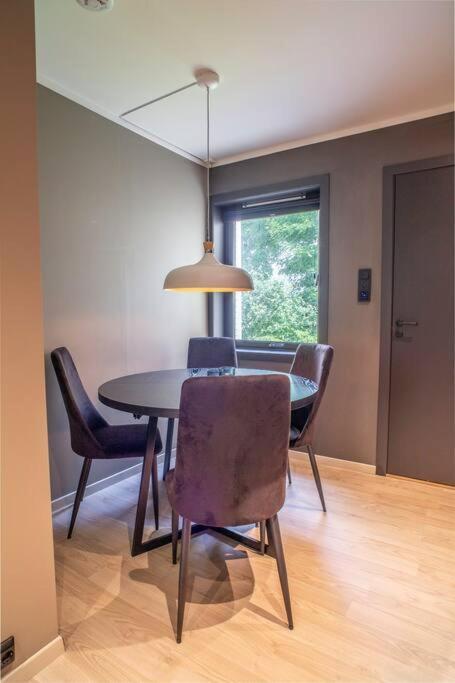 Near Brosundet, Newly Refurnished, Free Street Parking Apartamento Ålesund Exterior foto