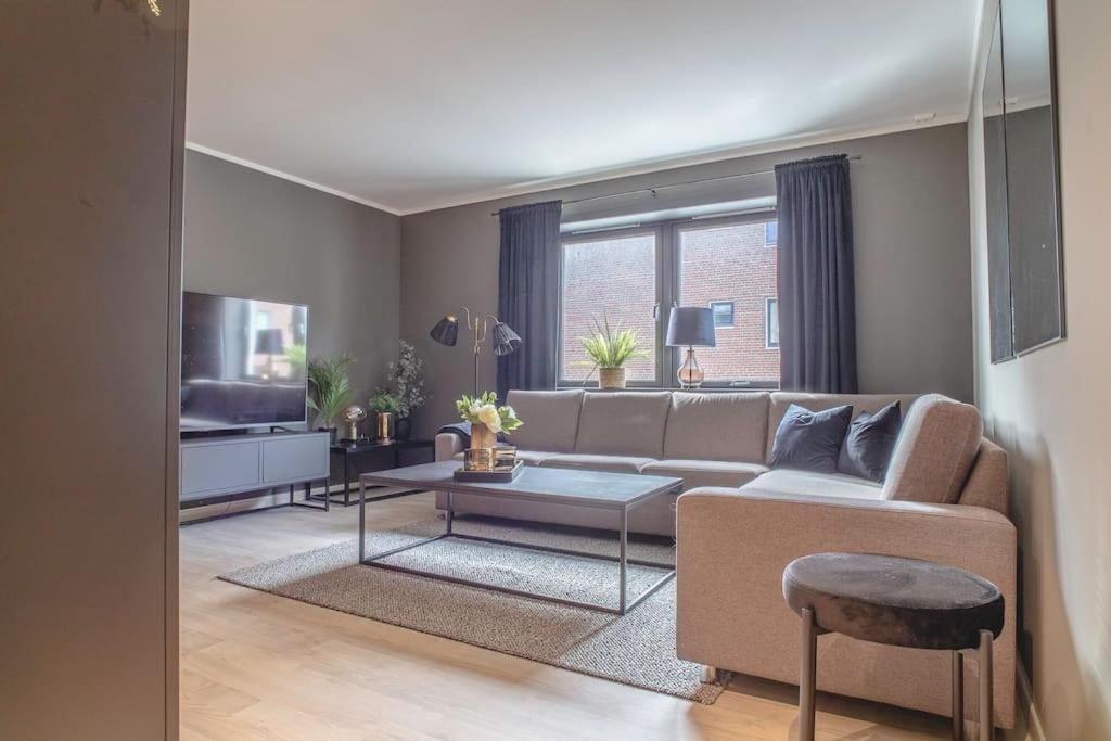 Near Brosundet, Newly Refurnished, Free Street Parking Apartamento Ålesund Exterior foto