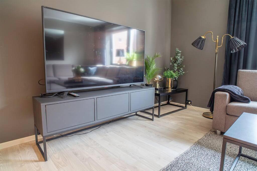 Near Brosundet, Newly Refurnished, Free Street Parking Apartamento Ålesund Exterior foto