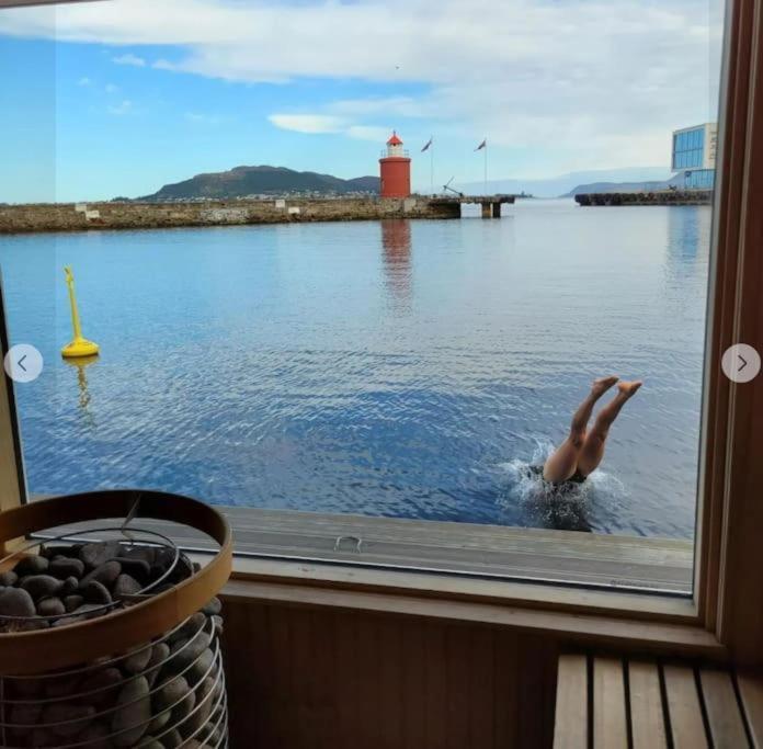 Near Brosundet, Newly Refurnished, Free Street Parking Apartamento Ålesund Exterior foto
