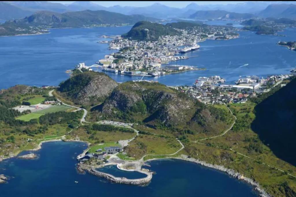 Near Brosundet, Newly Refurnished, Free Street Parking Apartamento Ålesund Exterior foto