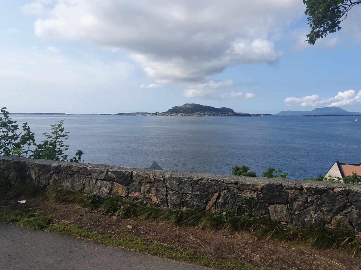 Near Brosundet, Newly Refurnished, Free Street Parking Apartamento Ålesund Exterior foto